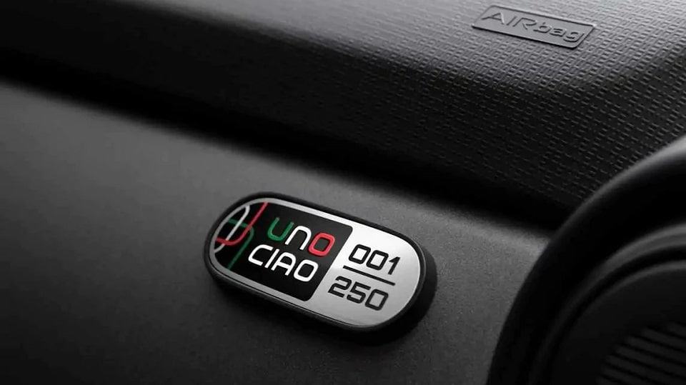 Placa numerada do Fiat Uno Ciao 