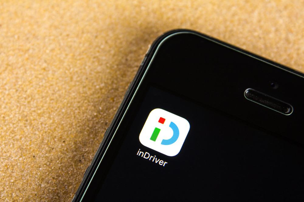 Logo do aplicativo inDriver na tela de um celular 