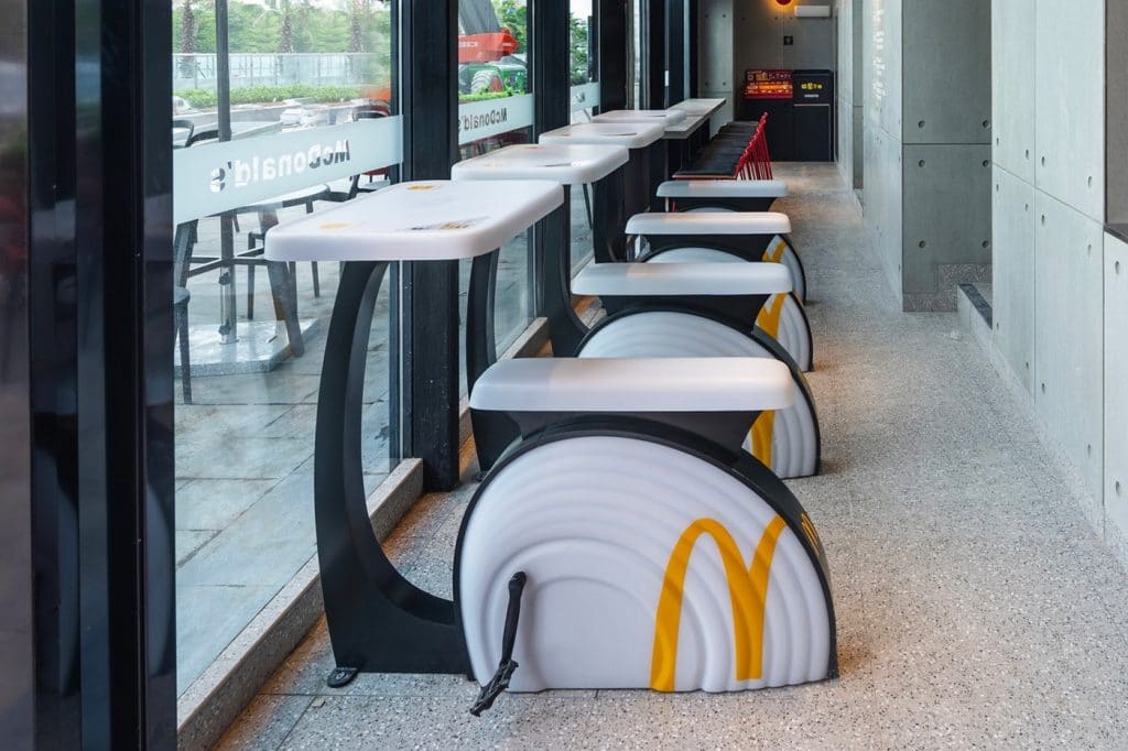 bicicletas ergométricas do McDonald's enfileiradas