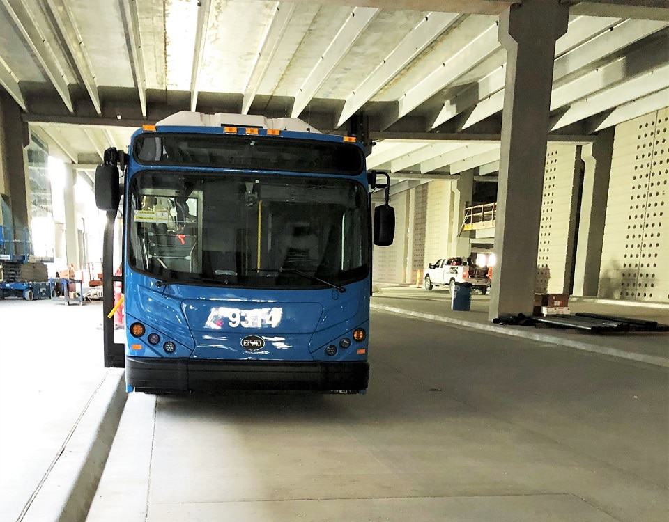 Ônibus elétrico será adaptado a tecnologia de carregamento sem fio no aeroporto de Kansas
