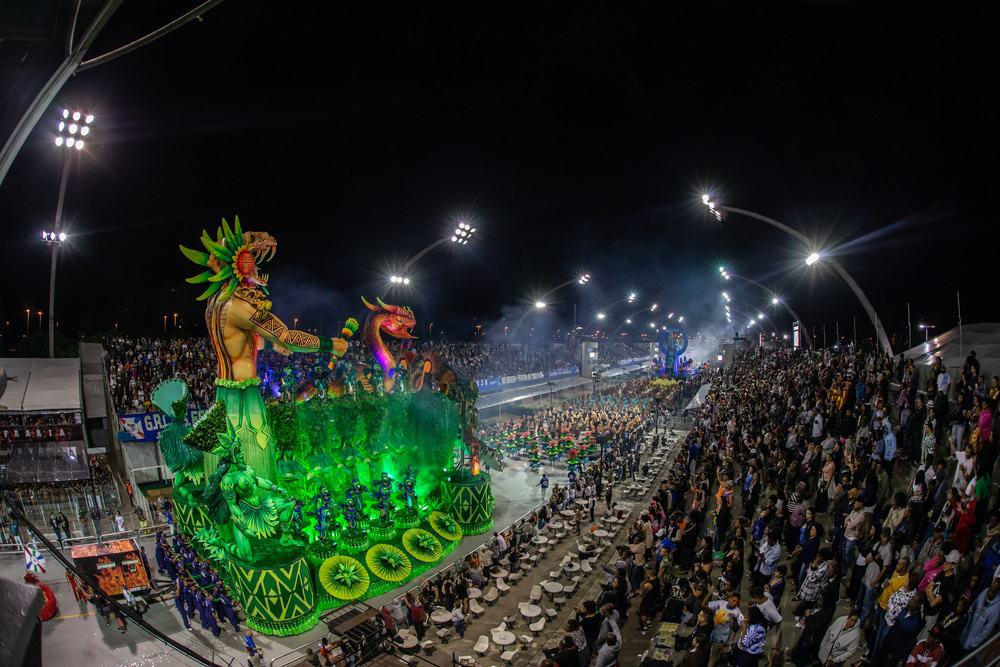 Sambódromo do Anhembi durante o desfile de uma escola de samba 