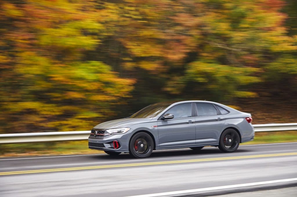 Os 8 carros blindados mais procurados no Brasil Nos últimos anos, os carros blindados deixaram de ser um luxo reservado apenas a políticos e empresários para se tornarem uma alternativa cada vez mais procurada por famílias e profissionais que buscam mais segurança no dia a dia. Volkswagen Jetta GLI