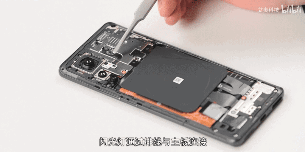 Xiaomi 12 Pro passa por desmanche (Imagem: reprodução/Bilibili)