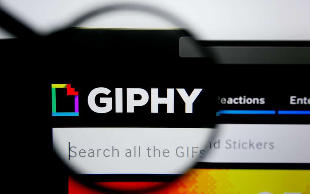 Lupa sobre logomarca da Giphy na homepage do site, aberto num computador