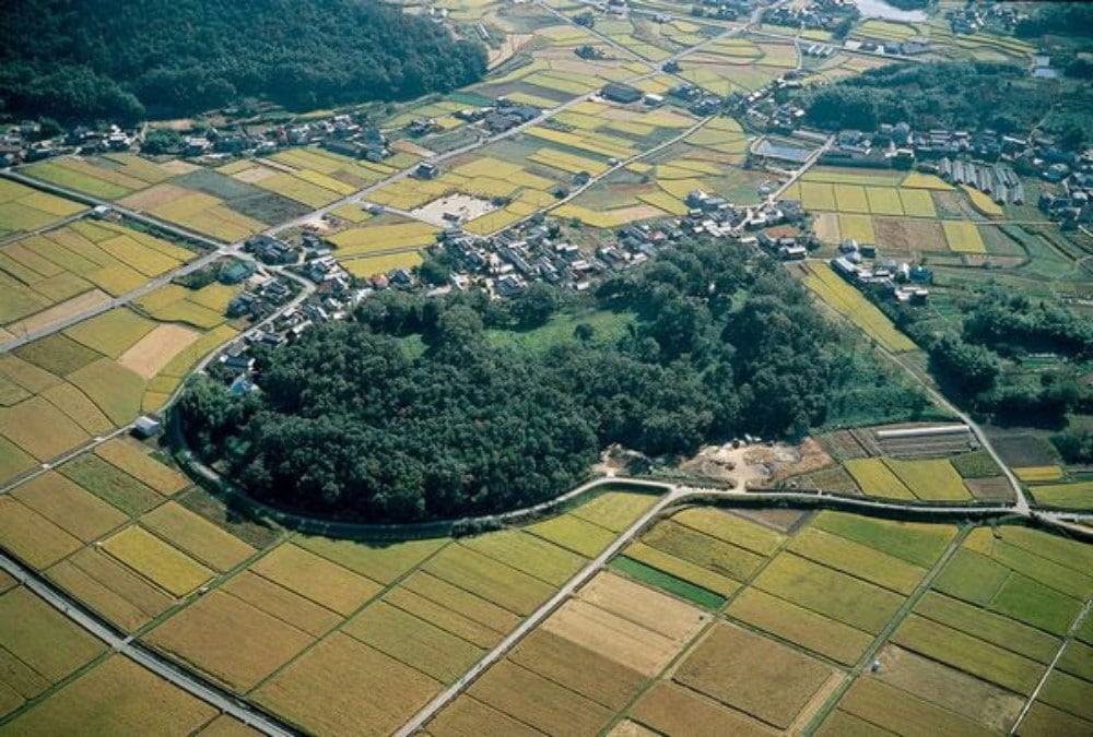 Imagem de uma Kofun, tumba imperial japonesa, em Okayama