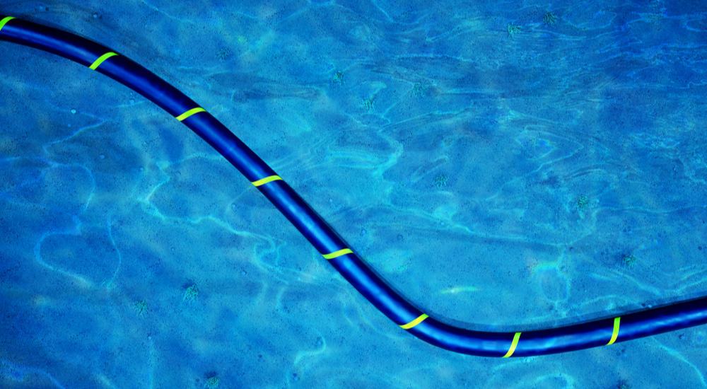 Cabos submarinos estão sendo usados para detectar embarcações Os cabos submarinos são responsáveis pela transferência de 99% de todos os dados digitais, sendo fundamentais para manter o mundo conectado. Atualmente, há cerca de 1,4 milhão de quilômetros destas estruturas no fundo do mar, abrangendo todos os oceanos do planeta. Cabos submarinos estão sendo usados para detectar embarcações