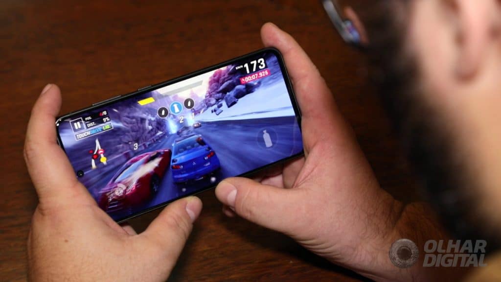 Galaxy S21 FE rodando Asphalt 9 (Imagem: Mario Kurth/Olhar Digital)