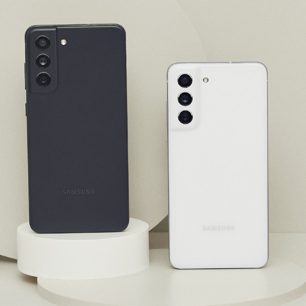 Galaxy S21 FE nas cores preta e branca