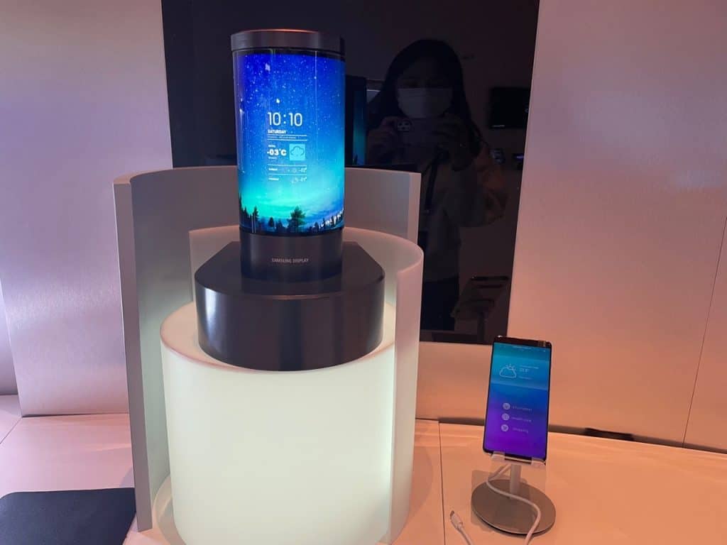 Caixa de som smart com tela flexível da Samsung Display 