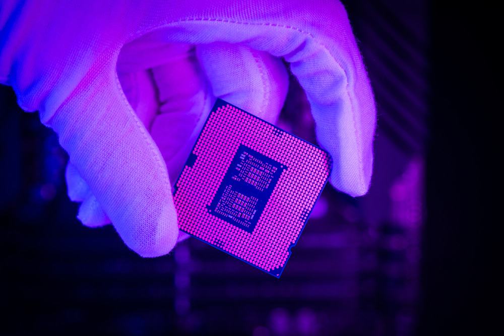 Chip de processamento da Intel (processador Intel Core) na mão de um engenheiro