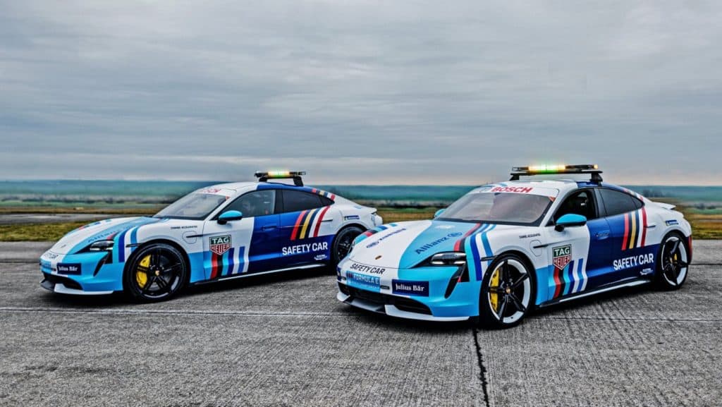 Dois veículos Safety Car da Porsche