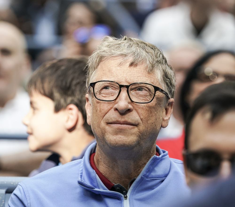 Bill Gates em meio a multidão