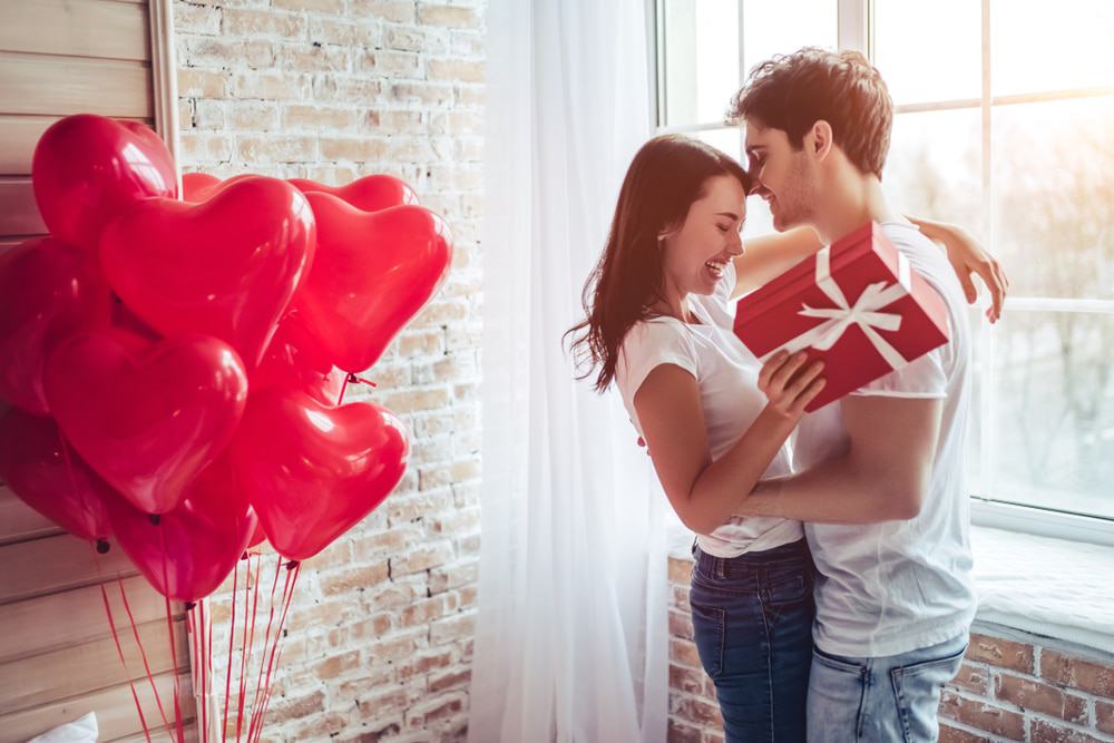 Casal se abraçando enquanto comemora o Dia dos Namorados