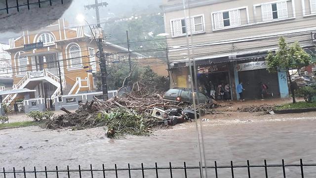 Temporais causaram mortes e deslizamentos em Petrópolis