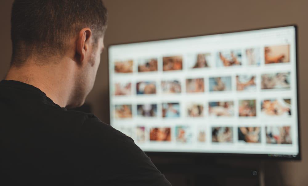 Homem olhando imagens pornográficas na tela do computador
twitter conteúdo adulto