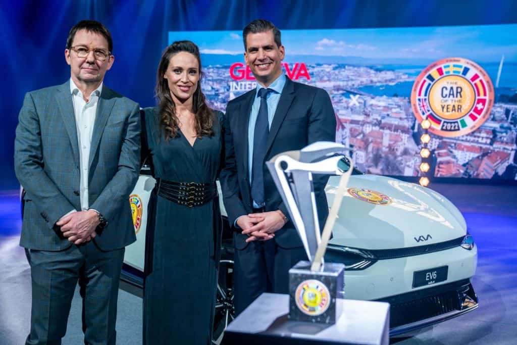 Apresentadores dando prêmio ao Kia EV6