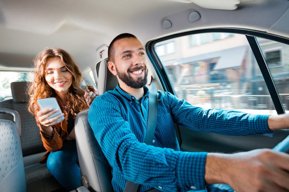 Motorista levando uma passageira. Conceito de aplicativo de transporte de mobilidade urbana