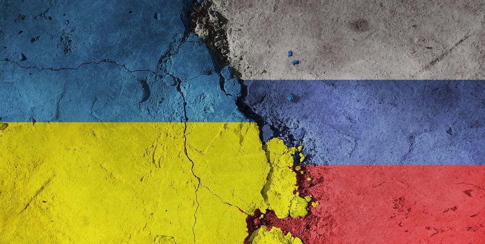 Carrinhos de golfe viram arma militar da Rússia na guerra contra a Ucrânia A guerra entre Rússia e Ucrânia começou em fevereiro de 2022 e não parece estar próxima de um fim. Apesar da pressão internacional e de diversas manifestações favoráveis a um cessar-fogo, não existem negociações de paz em estágio avançado. Ucrânia e a Rússia. Bandeira dos dois países.