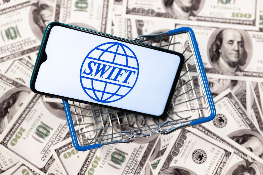 SWIFT é a Sociedade para a Rede Mundial de Telecomunicações Financeiras Interbancárias. Logo SWIFT na tela de um smartphone