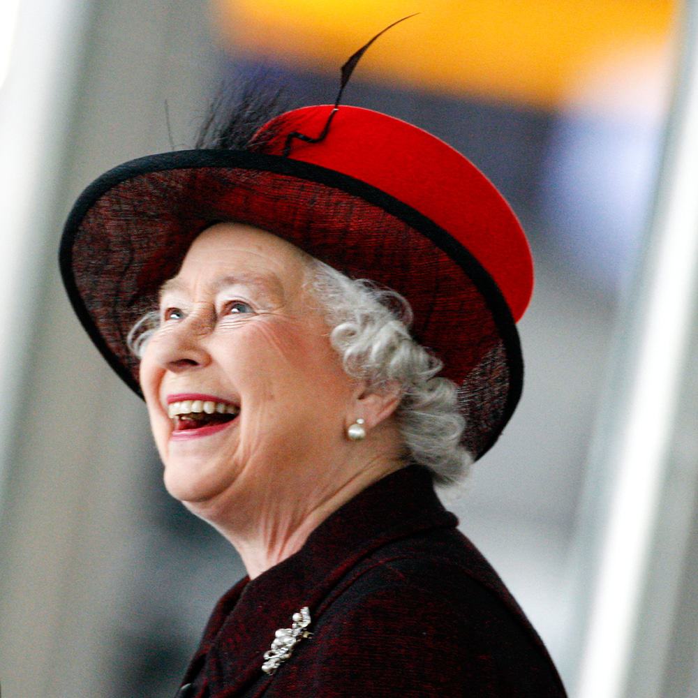 rainha Elizabeth II sorri durante uma visita em Londres