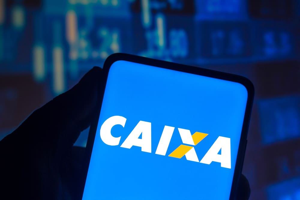 Logotipo da Caixa Econômica Federal (CEF) é visto exibido na tela de um celular