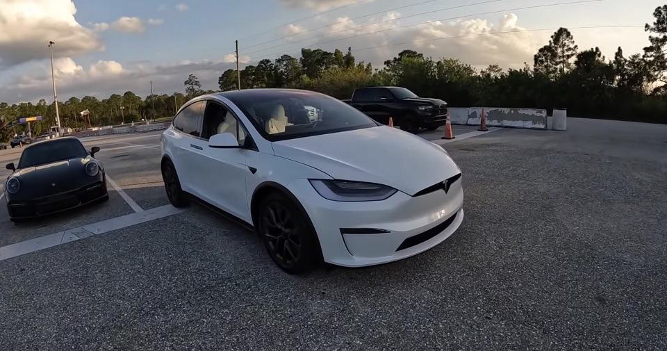 Tesla Model X Plaid bate recorde mundial de quarto de milha