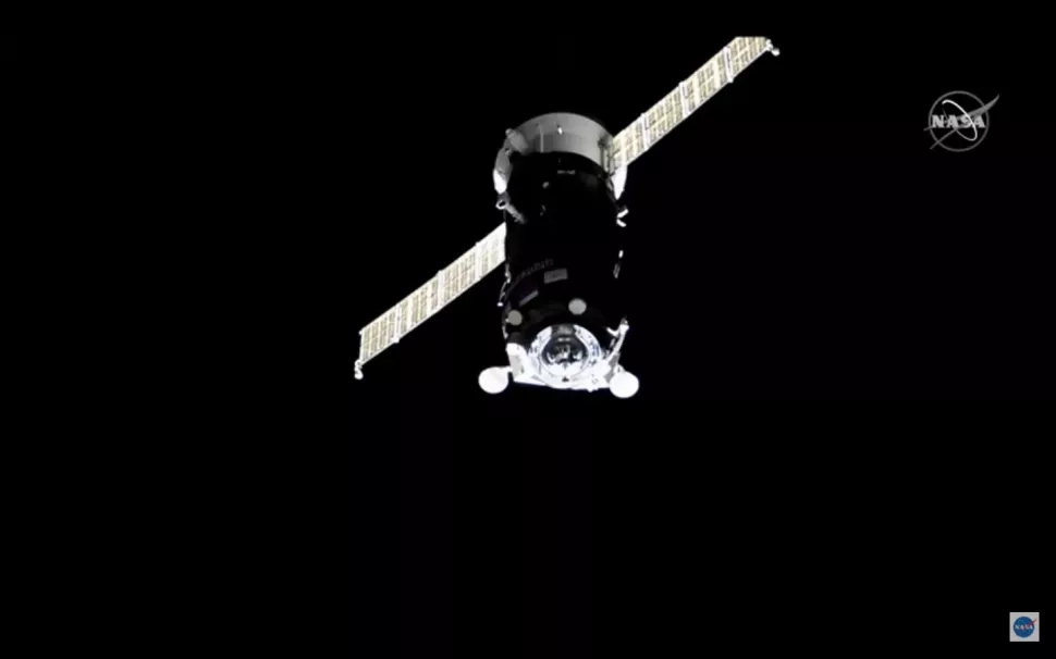 A nave Progress 80, durante o momento de sua chegada à ISS, em transmissão pelo canal ao vivo da NASA
