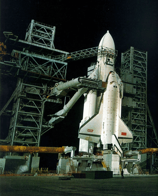 Buran e Energia posicionados para lançamento na base de Baikonur
