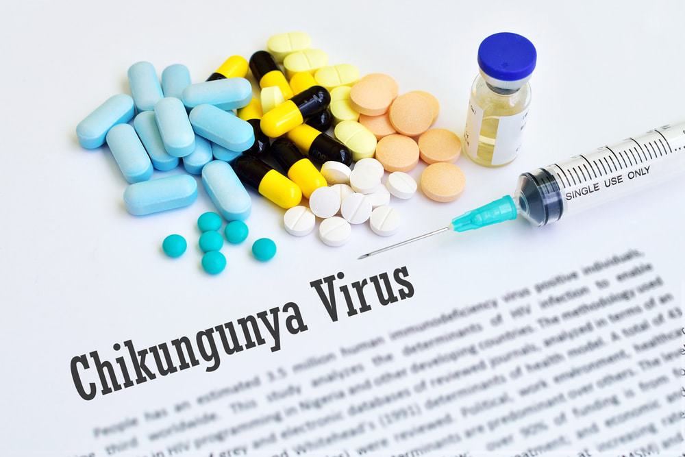 Diversos comprimidos ao lado do nome Chikungunya  Vírus