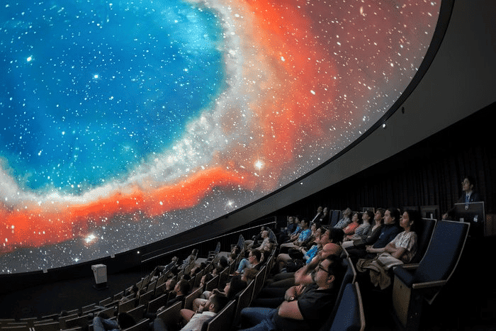 Imagem da Nebulosa da Hélice projetada no Planetário Supernova da ESO