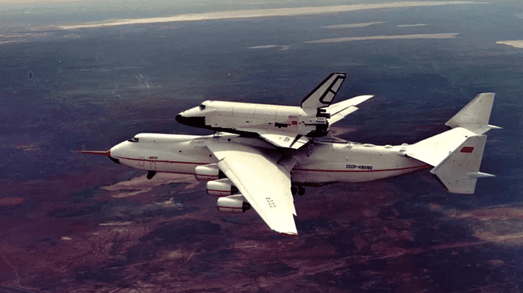 Ônibus espacial Buran sendo transportado sobre o Antonov AN-225 em 1989