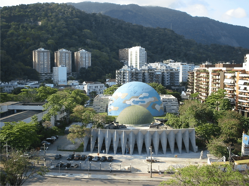 Planetário do Rio de Janeiro, na Gávea. Ao fundo a cúpula de 23 metros, a maior do Brasil