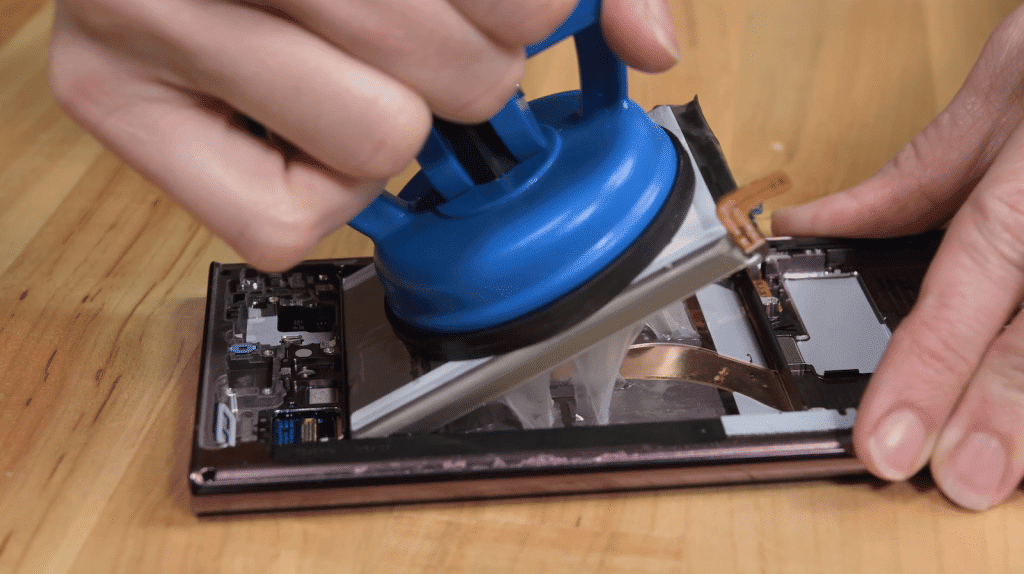 Galaxy S22 Ultra mostra bastante cola na bateria (Imagem: divulgação/iFixit)