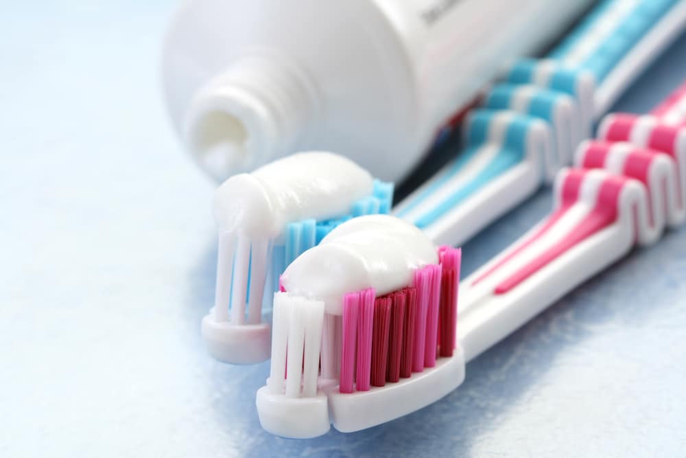 Sua escova de dentes abriga até 12 milhões de micróbios Sua escova de dentes é muito mais do que um instrumento de higiene — é um ecossistema microscópico onde milhões de organismos coexistem diariamente, como explica um artigo da BBC. Escovas de dente com creme dental