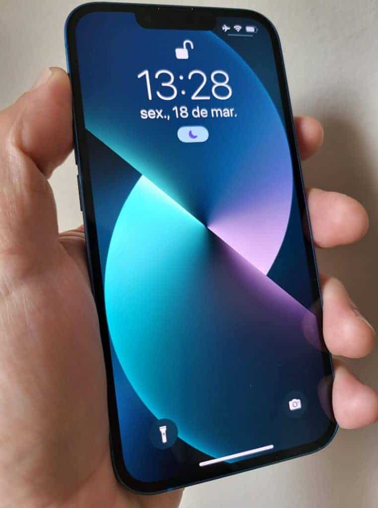 iPhone 13 tem ótima pegada nas mãos