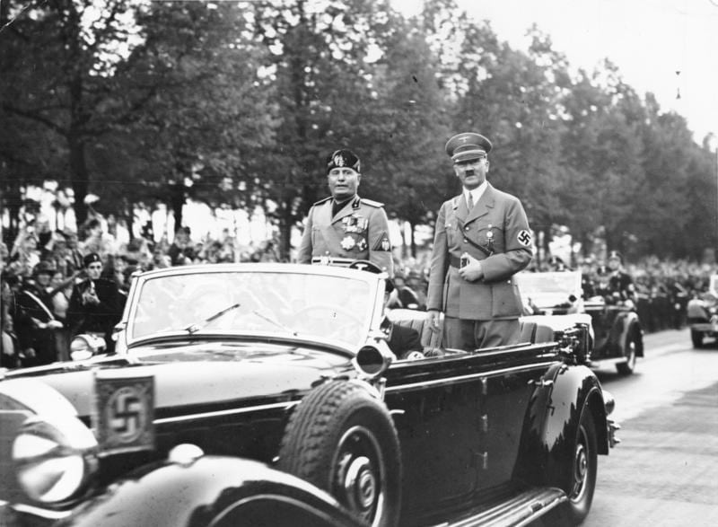 Hitler e Mussolini desfilando