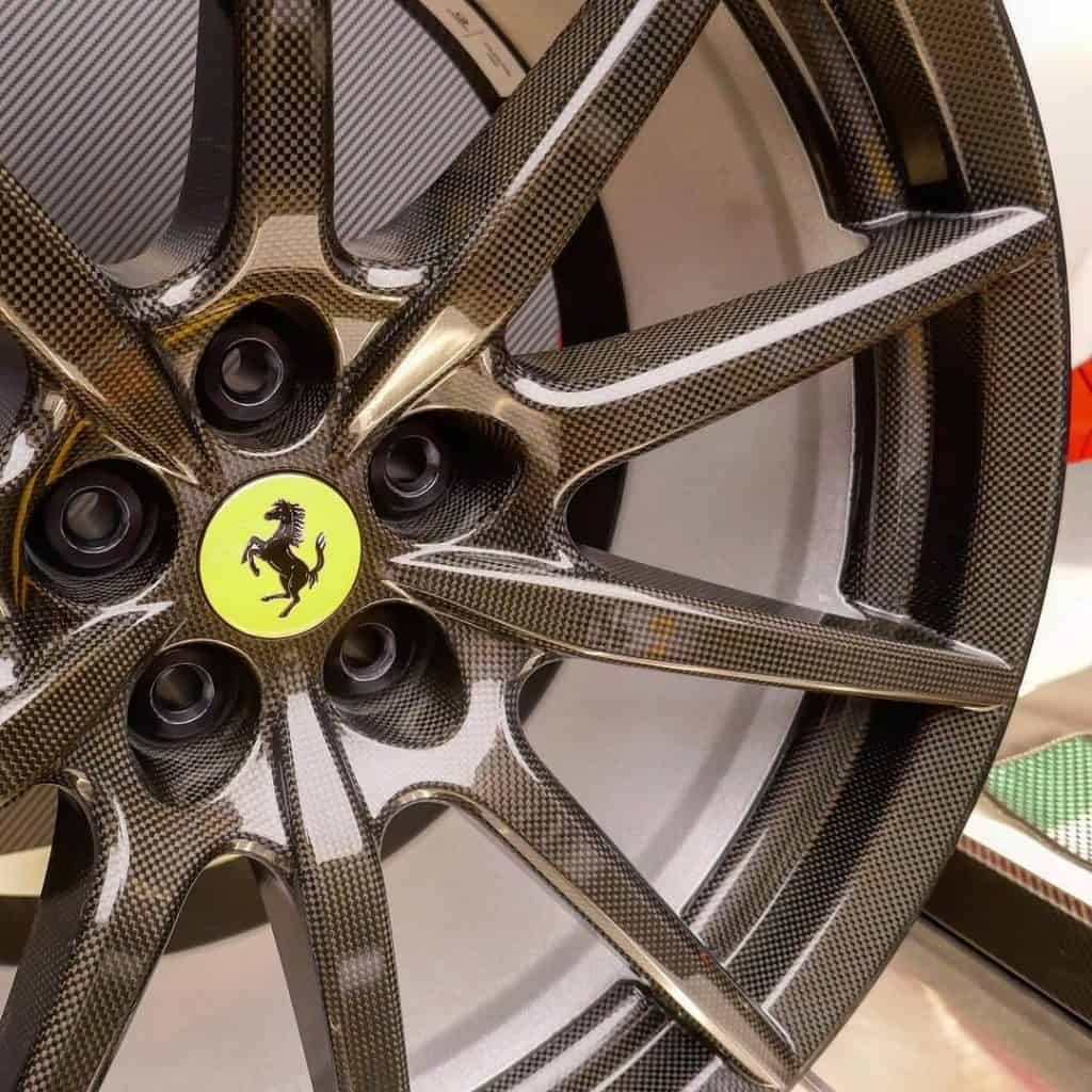 Uma roda de carbono para um veículo da Ferrari