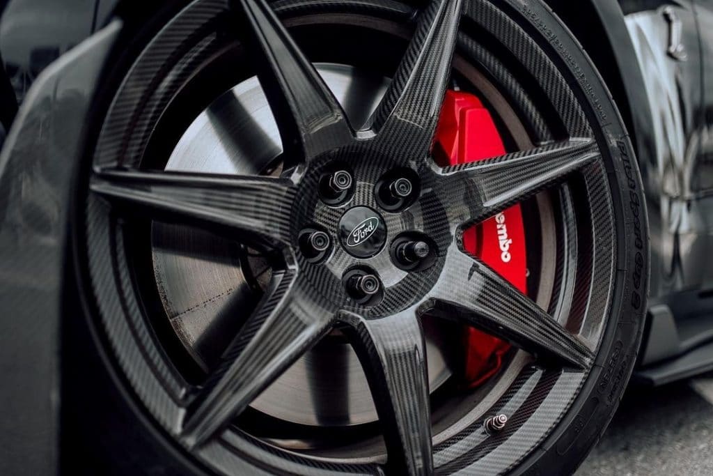 Roda de fibra de carbono usada em um veículo Ford