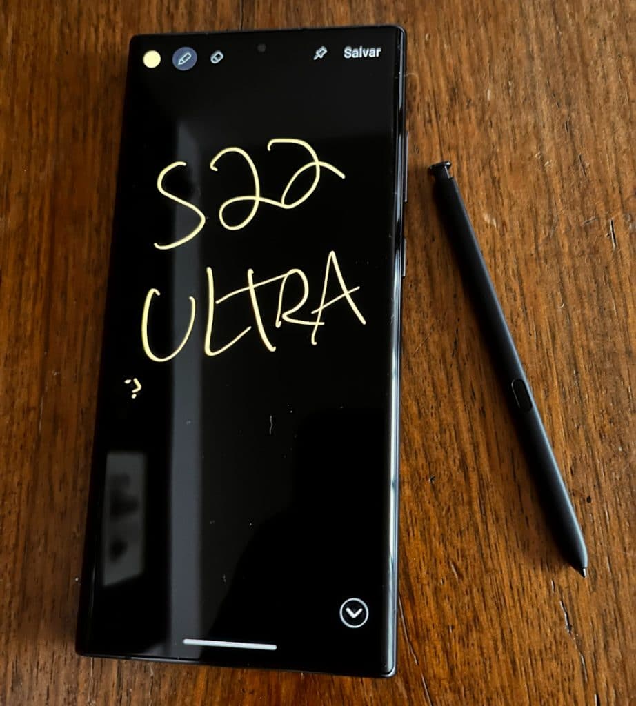 S22 Ultra com a caneta S Pen 