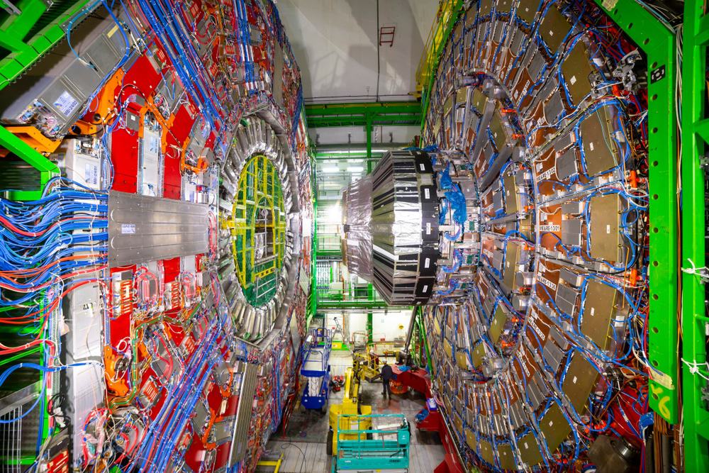 O Grande Colisor de Hádrons, instalado no CERN, é o maior acelerador de partículas do mundo, responsável por confirmar o Bóson de Higgs, entre muitas outras coisas. O CERN decidiu suspender colaborações com a Rússia em relação a ele
