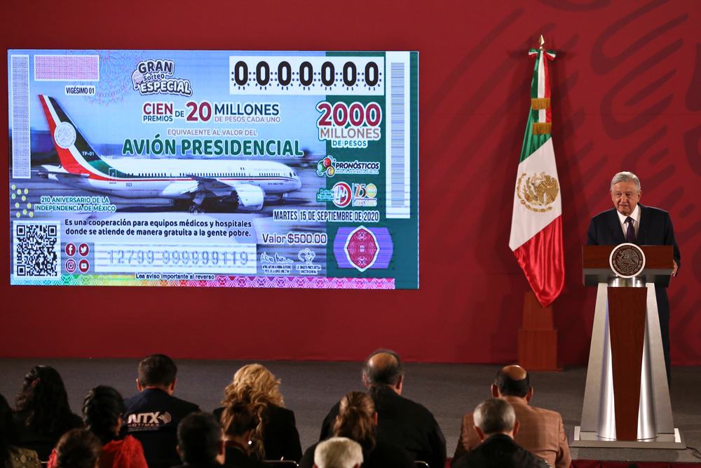 Presidente do México Andres Manual Lopez Obrador tenta rifar o avião presidencial