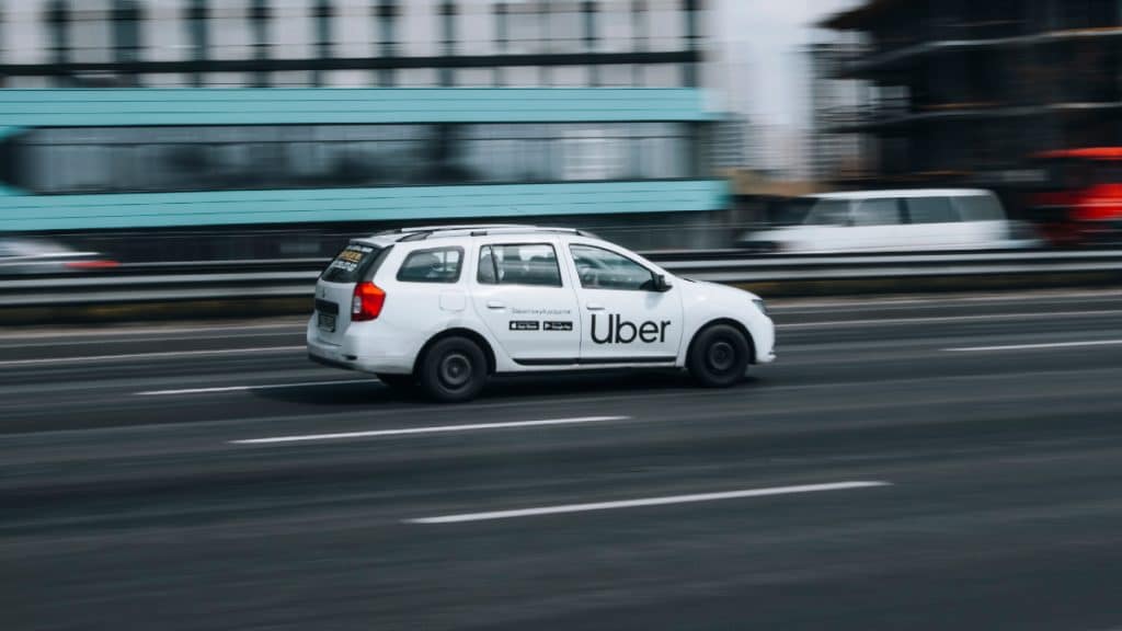 Uber oferece corridas de graça entre Ucrânia e Polònia para ajudar refugiados