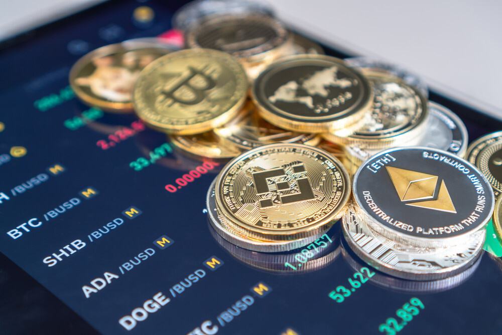 Criptomoedas com o aplicativo da corretora binance aberto na tela de um smartphone