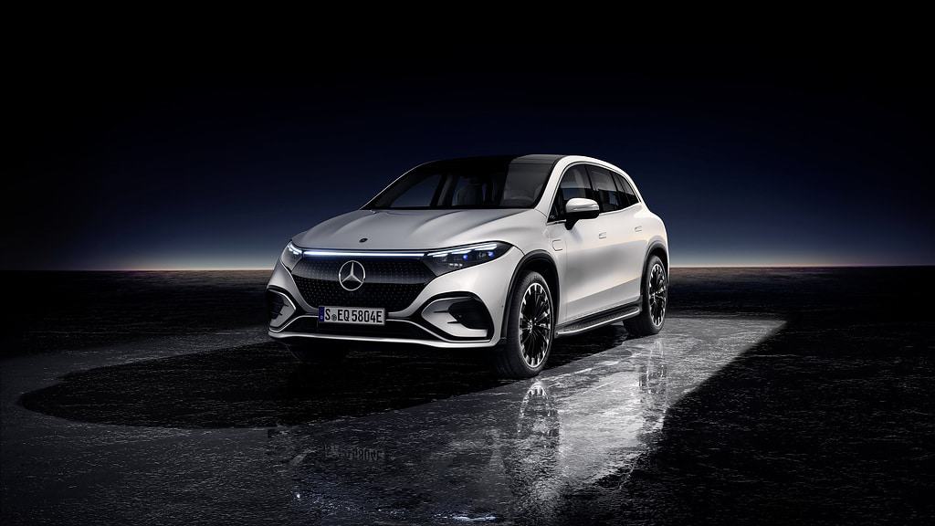 EQS, elétrico SUV da Mercedes, visto de frente