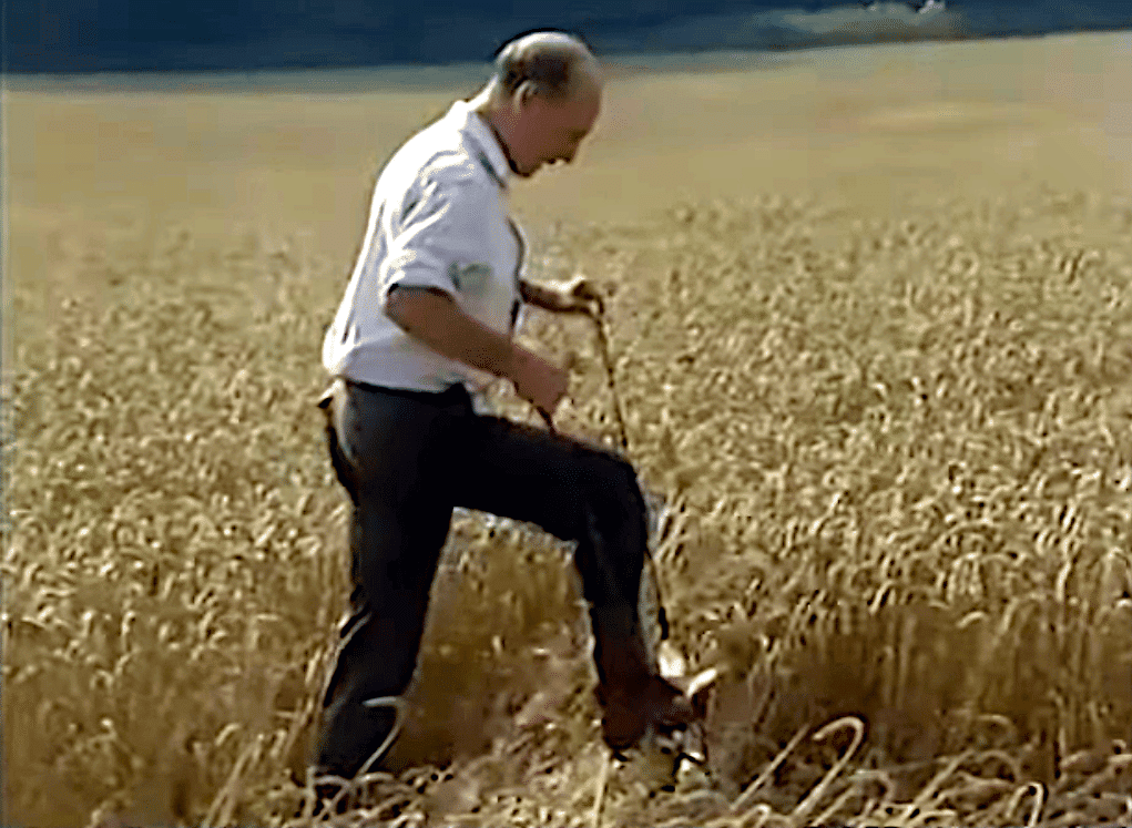 Doug Bower demonstrando como criavam seus agroglifos