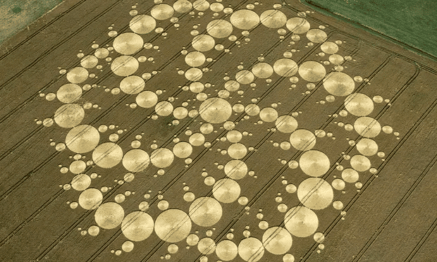 Fantástico agroglifo conhecido como “formação de Milk Hill” encontrada em 2001 na Inglaterra, provavelmente obra dos circlemakers