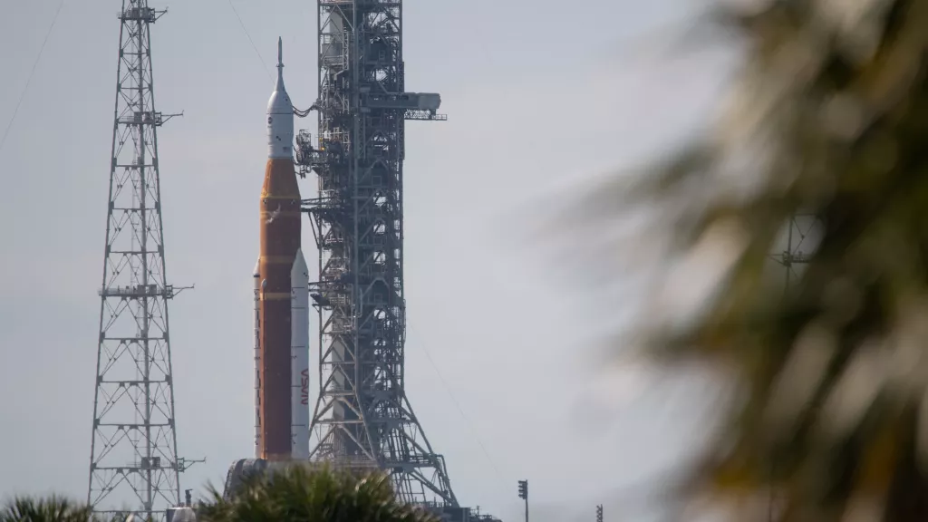O foguete lunar Space Launch System (SLS) da NASA é visto no topo do Pad 39B, no Kennedy Space Center, na Flórida, durante o teste de ensaio molhado em 4 de abril de 2022