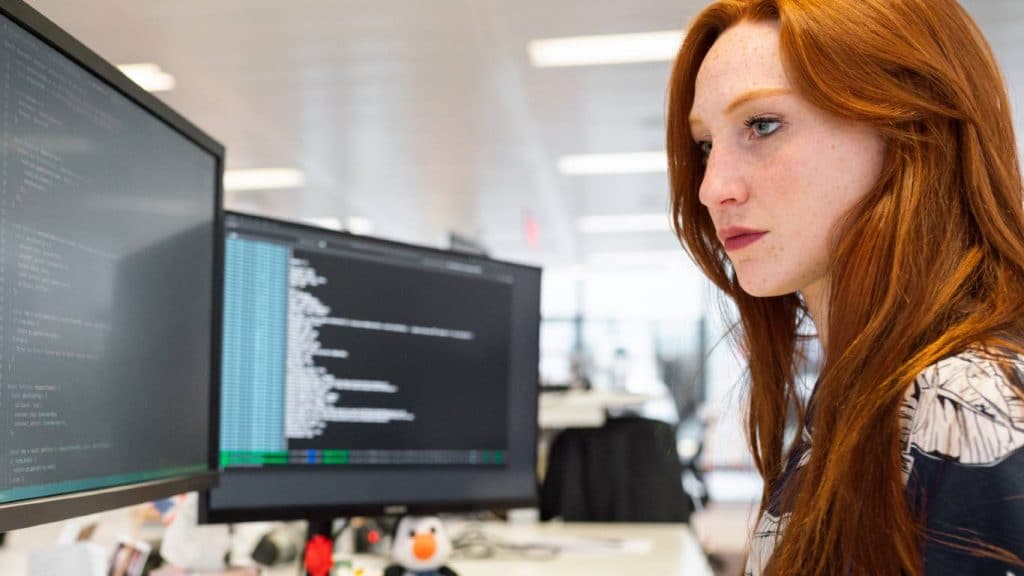 Engenheira de software trabalha em programação no computador