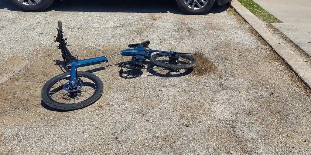 E-bike Fiido X se partindo em duas