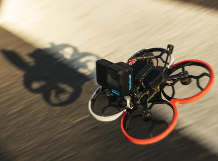 GoPro Hero10 Black Bones em ação montada em um drone